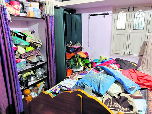 పొలాల్లోకి దూసుకెళ్లిన బస్సు 2