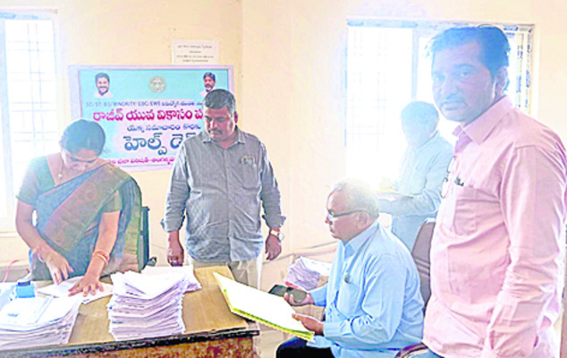 ట్రాక్టర్‌ కింద పడి డ్రైవర్‌ మృతి2