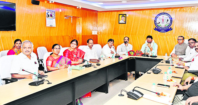 వెటర్నరీ వర్సిటీలో  మధ్యప్రదేశ్‌ మంత్రి 1