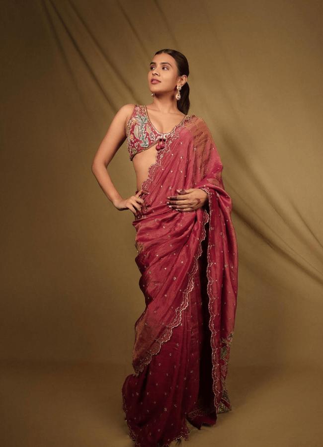 Actress Hebah Patel Stunning Look Photos In Saree8