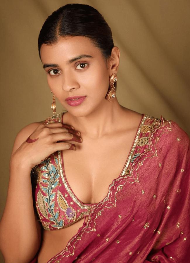 Actress Hebah Patel Stunning Look Photos In Saree2