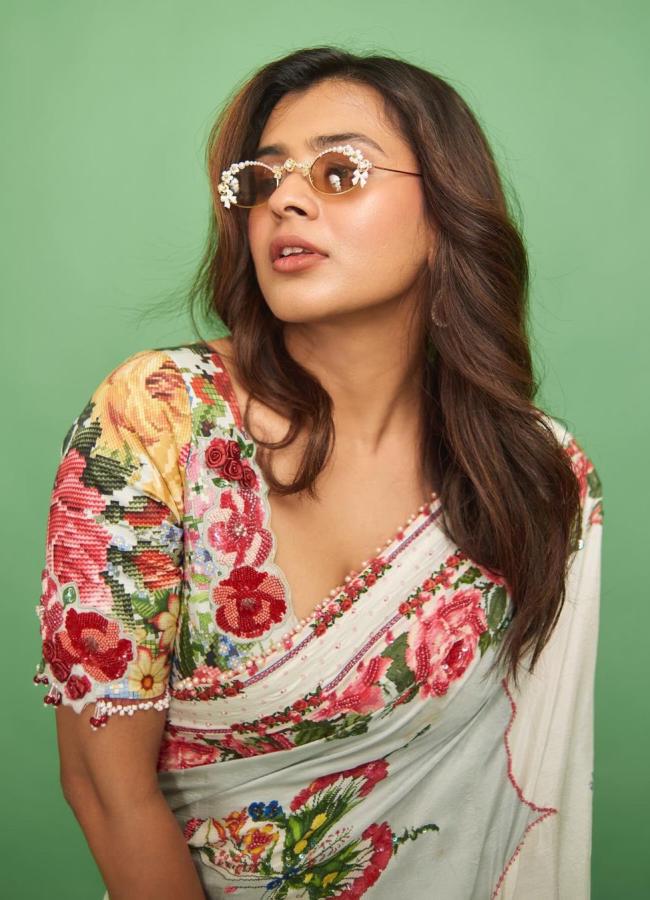Actress Hebah Patel Stunning Look Photos In Saree10