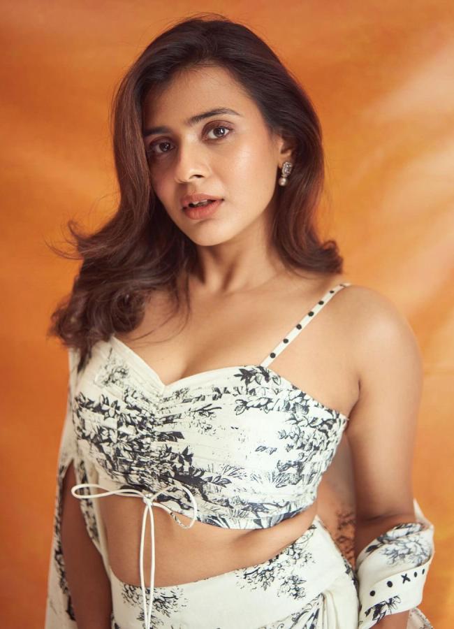 Actress Hebah Patel Stunning Look Photos In Saree11