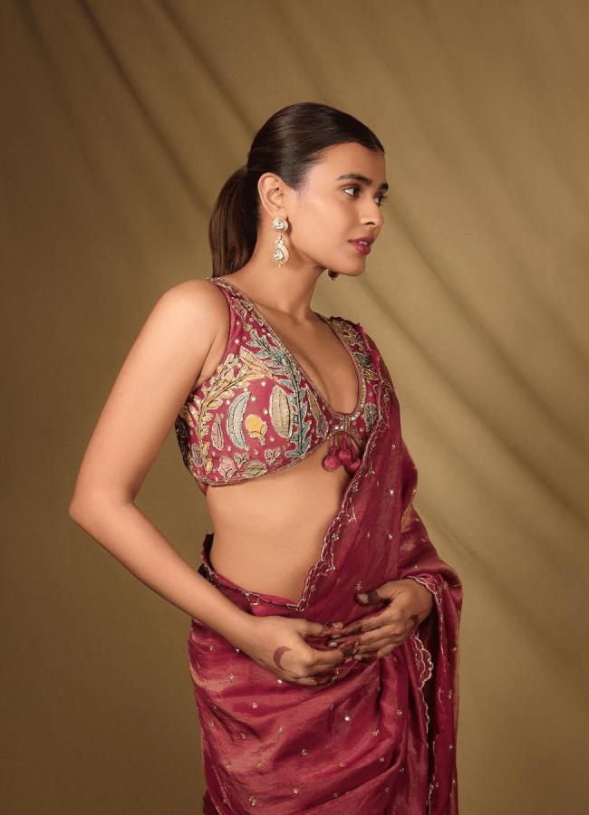 Actress Hebah Patel Stunning Look Photos In Saree3