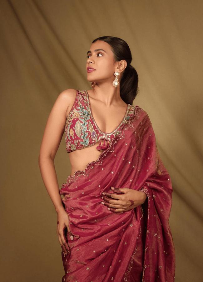 Actress Hebah Patel Stunning Look Photos In Saree5