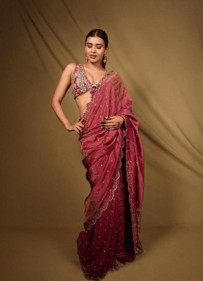 Actress Hebah Patel Stunning Look Photos In Saree6