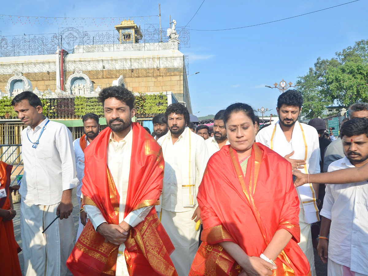 Actress Vijayashanthi And Actor Nandamuri Kalyan Ram Visits Tirumala Temple Photos10