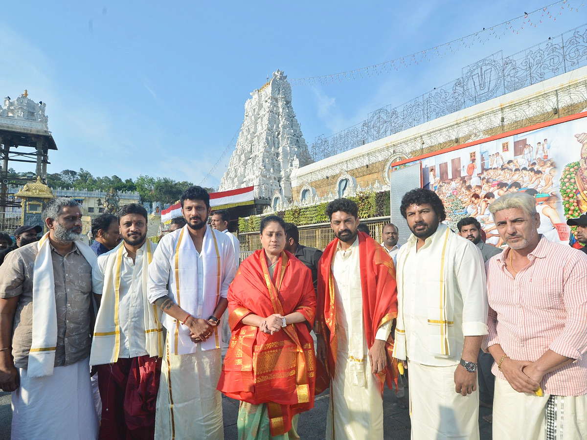 Actress Vijayashanthi And Actor Nandamuri Kalyan Ram Visits Tirumala Temple Photos11
