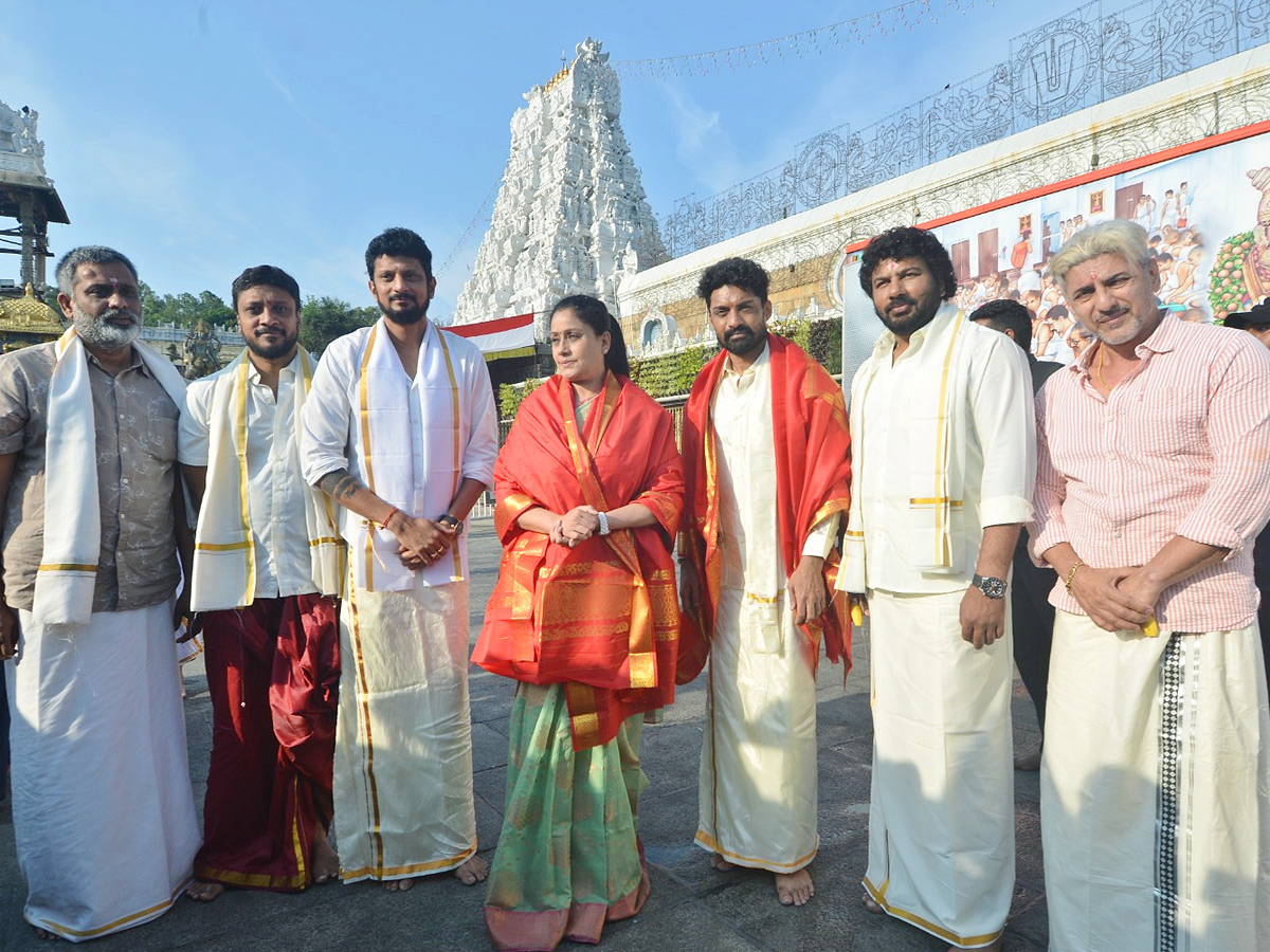 Actress Vijayashanthi And Actor Nandamuri Kalyan Ram Visits Tirumala Temple Photos12