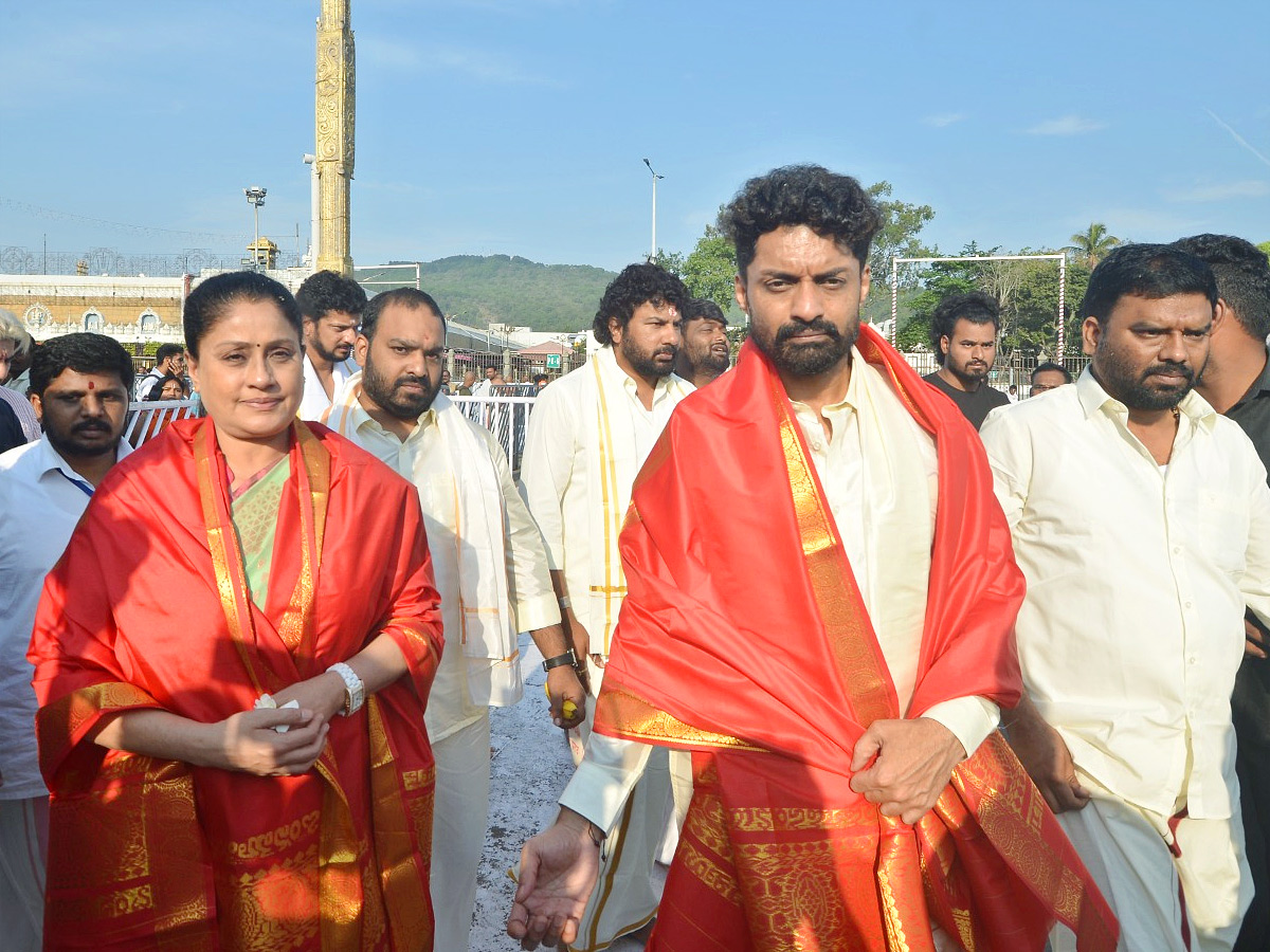 Actress Vijayashanthi And Actor Nandamuri Kalyan Ram Visits Tirumala Temple Photos2