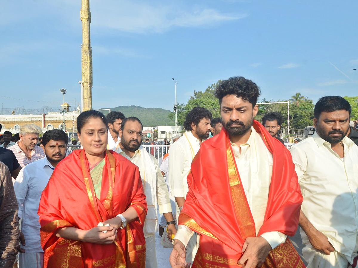 Actress Vijayashanthi And Actor Nandamuri Kalyan Ram Visits Tirumala Temple Photos3