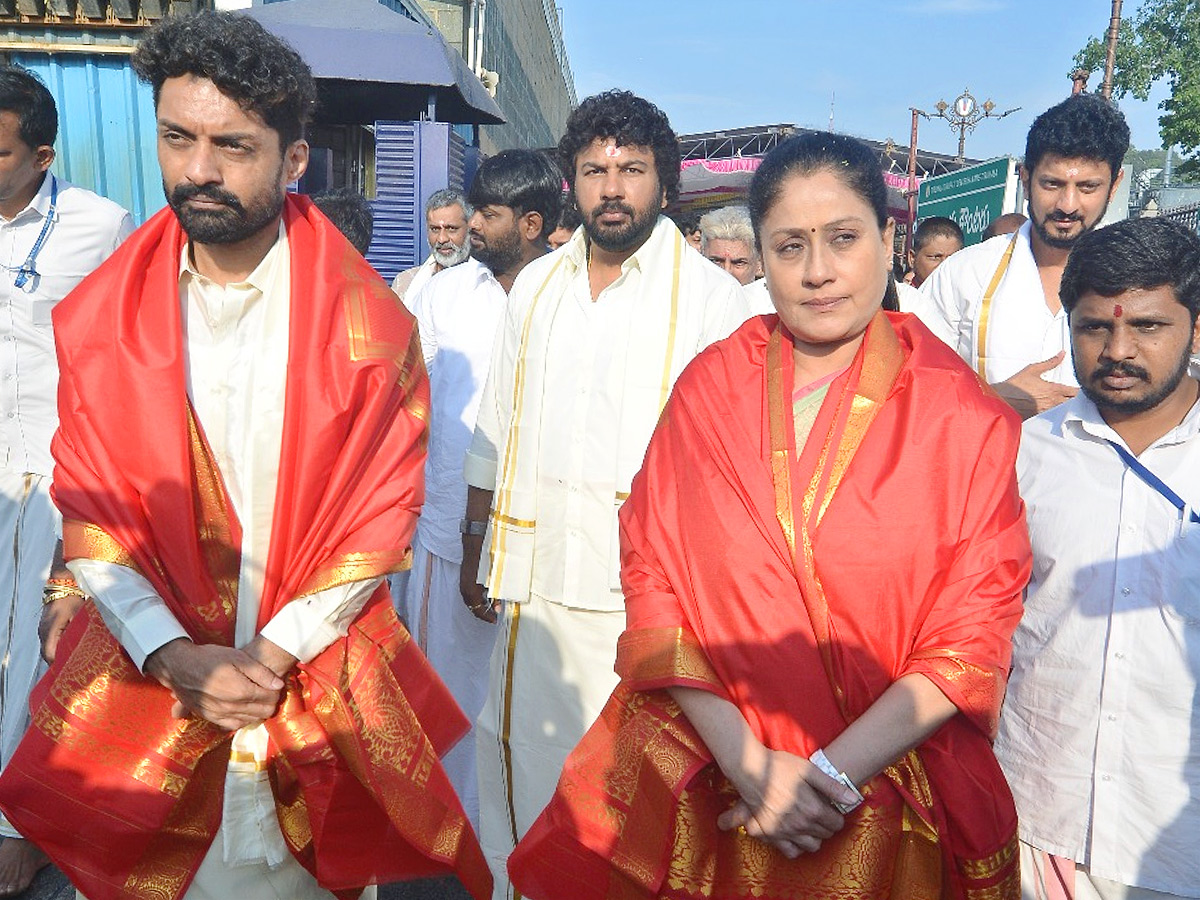 Actress Vijayashanthi And Actor Nandamuri Kalyan Ram Visits Tirumala Temple Photos7