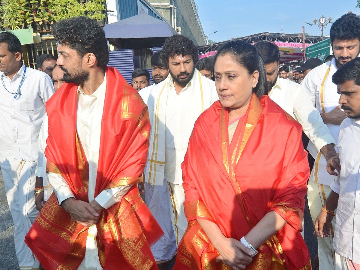 Actress Vijayashanthi And Actor Nandamuri Kalyan Ram Visits Tirumala Temple Photos8