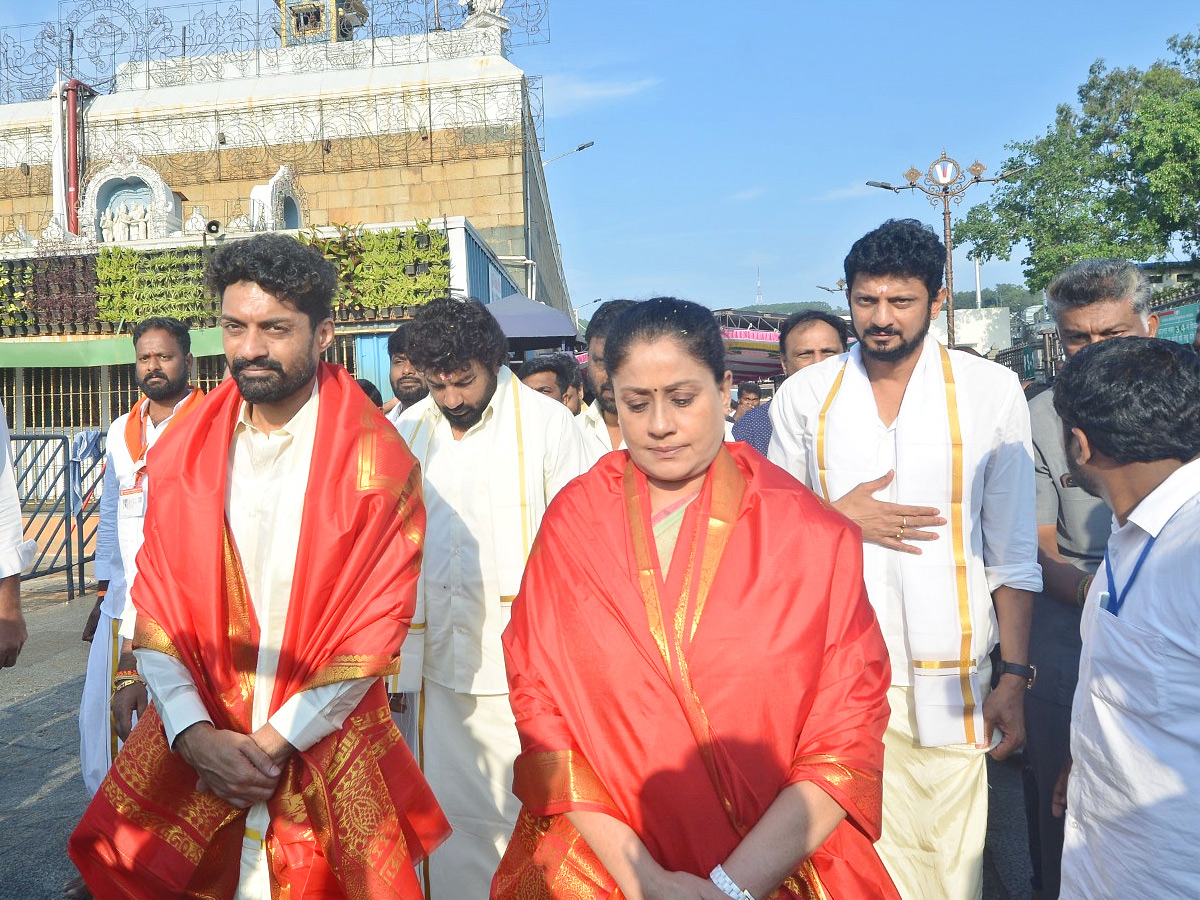 Actress Vijayashanthi And Actor Nandamuri Kalyan Ram Visits Tirumala Temple Photos9