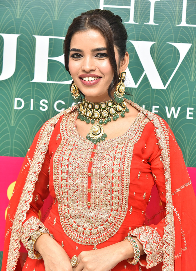 Models Shine At Hi Life Jewels Exhibition: Photos6