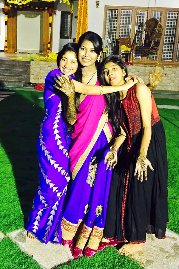 Sai Pallavi Happy moments with her friends Photos Viral3