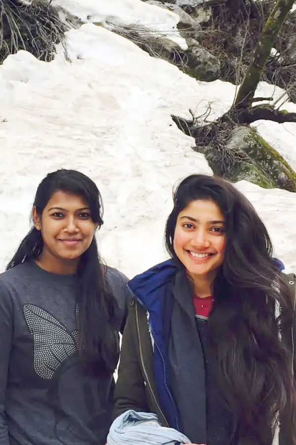 Sai Pallavi Happy moments with her friends Photos Viral13