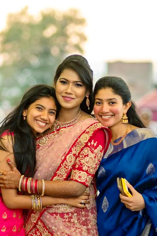 Sai Pallavi Happy moments with her friends Photos Viral17