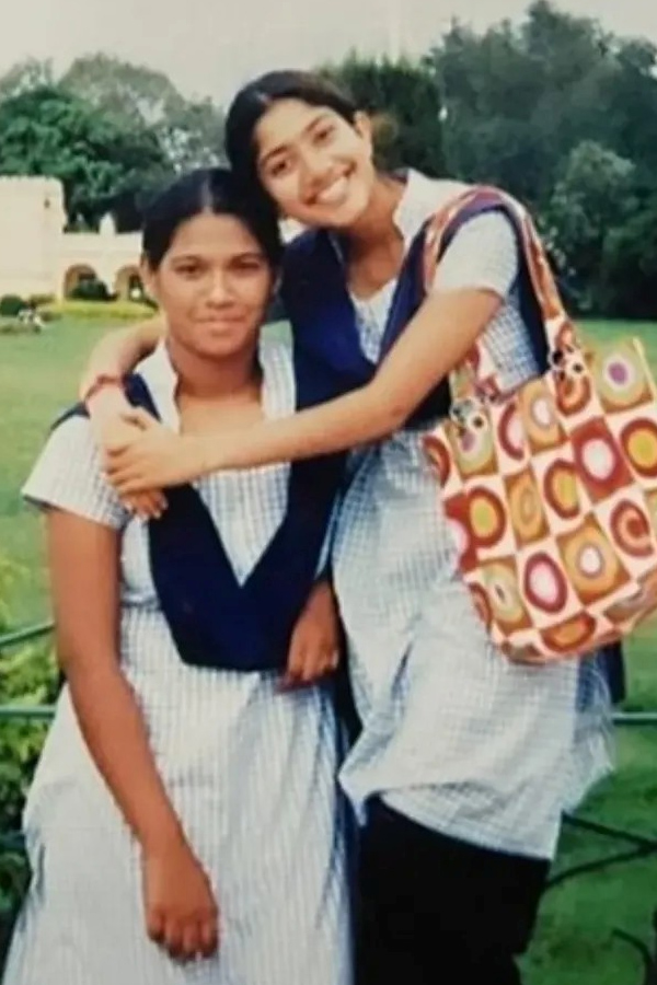 Sai Pallavi Happy moments with her friends Photos Viral18