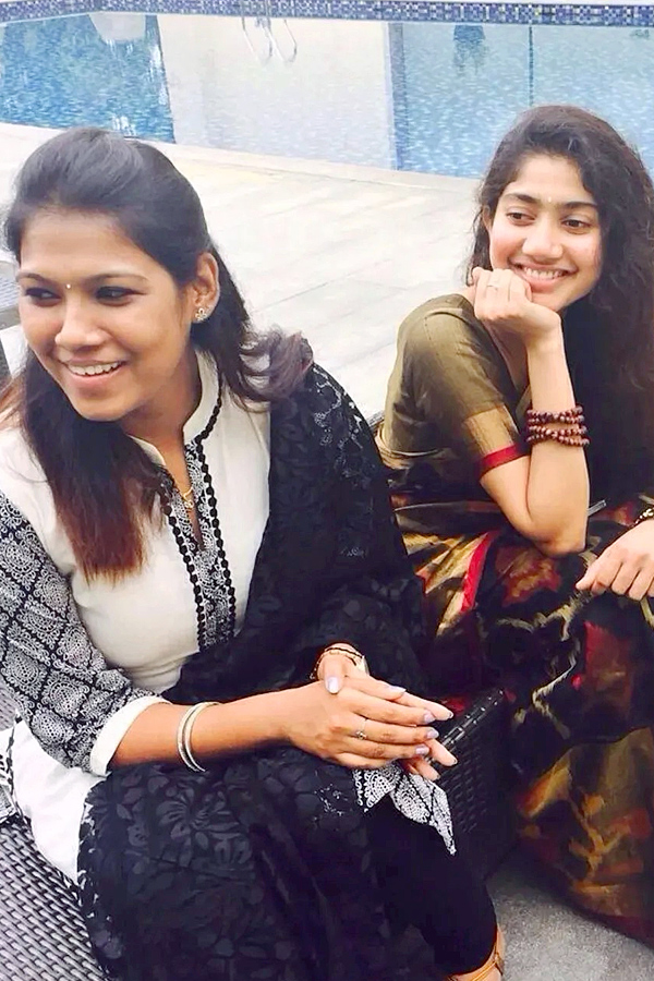Sai Pallavi Happy moments with her friends Photos Viral19