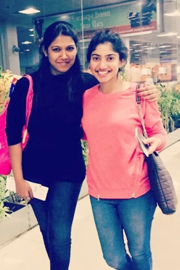 Sai Pallavi Happy moments with her friends Photos Viral11