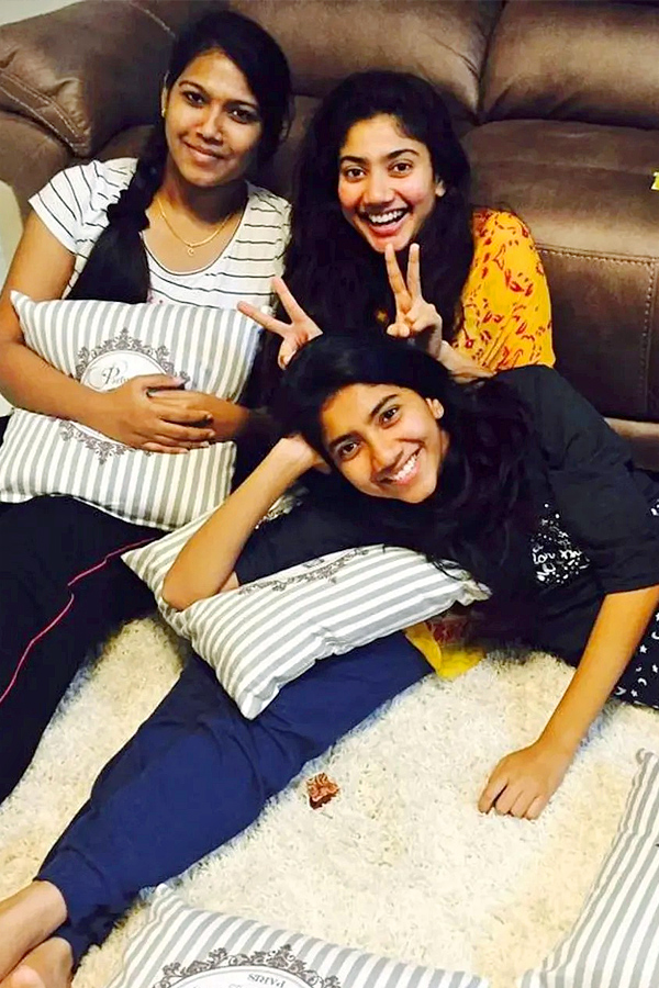 స్నేహితురాలితో సాయిపల్లవి హ్యాపీ మూమెంట్స్‌ (ఫోటోలు) | Sai Pallavi ...