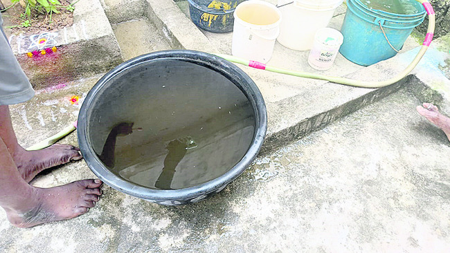 ట్రాక్టర్‌ కింద పడి డ్రైవర్‌ మృతి1