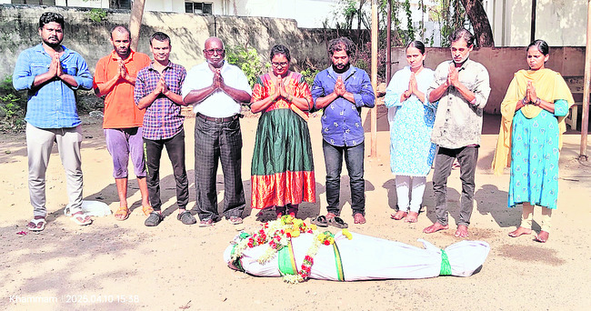 మృతుడి గుర్తింపు.. అంత్యక్రియలు1