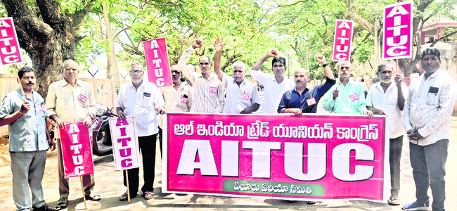 ఇసుక రీచ్‌లు ప్రారంభించాలి 
1