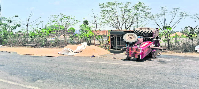 ధాన్యం లోడుతో వెళ్తున్న ట్రాక్టర్‌ బోల్తా1