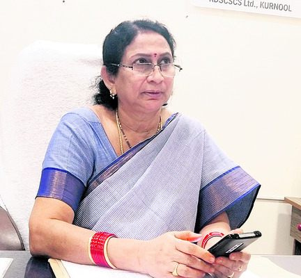 ఉపాధి కూలీల హాజరు పెంచాలి 1