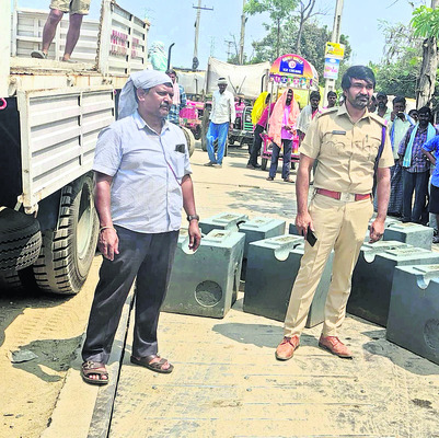 ధాన్యం లోడుతో వెళ్తున్న ట్రాక్టర్‌ బోల్తా2