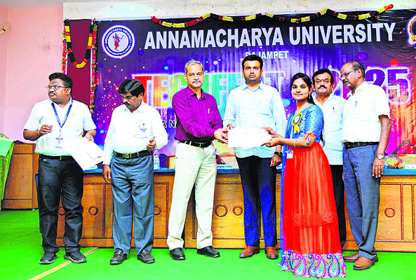 రాష్ట్ర స్థాయి హాకీ పోటీలలో జిల్లా జట్టుకు మూడో స్థానం 1