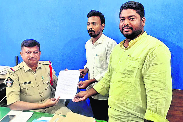 వరిపంటపై అడవి పందుల దాడి   1