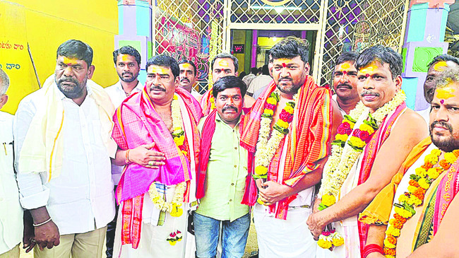 మల్లన్నను దర్శించుకున్న ప్రముఖులు
1