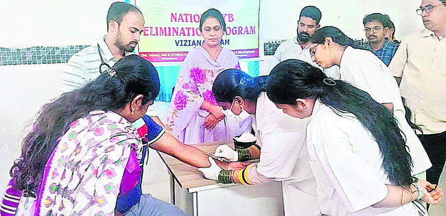 క్షయ రోగుల కుటుంబ  సభ్యులకు పరీక్షలు2