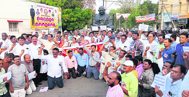 కూటమి ప్రభుత్వం ఉద్యోగుల జీవితాలతో ఆడుకుంటోంది. పప్పులు1