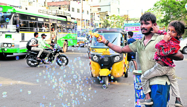 గాలిబుడగ జీవితం.. బతుకు నిత్య పోరాటం!1