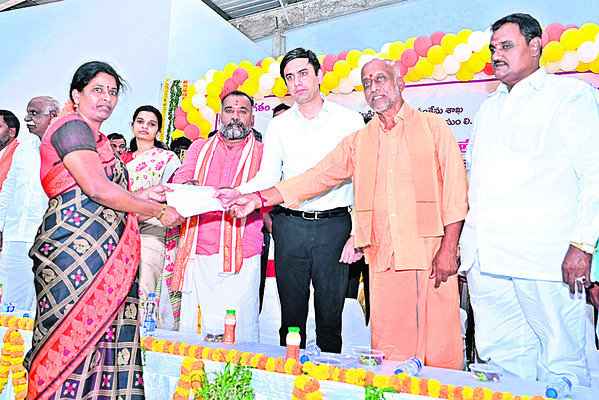 పూలే స్ఫూర్తితో అన్ని రంగాల్లో రాణించాలి 1