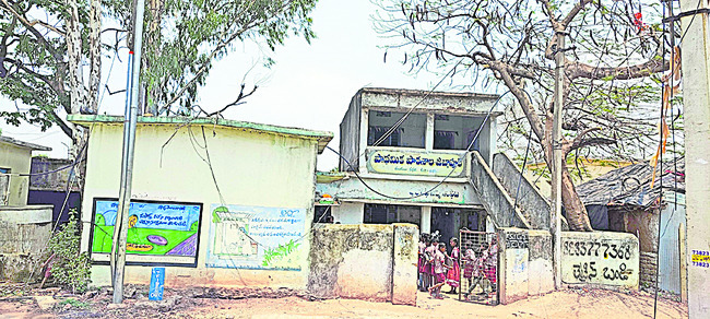 బడి.. భయపెడుతోంది1