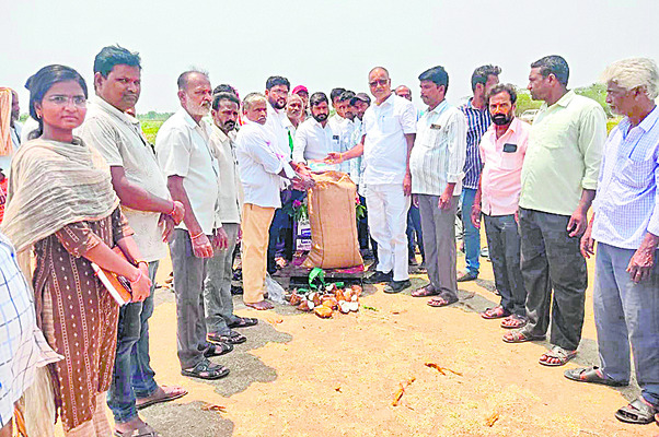 కొండపోచమ్మ హుండీ ఆదాయం రూ.8లక్షలు 
2