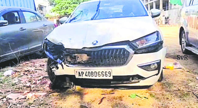 మద్యం మత్తులో కారుతో ఢీ 1