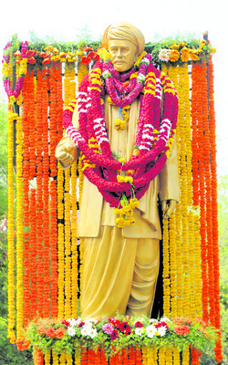 సమాజ సేవకు పూలే జీవితం అంకితం1