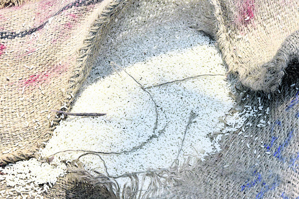 సన్నబియ్యం రోడ్డుపాలు1