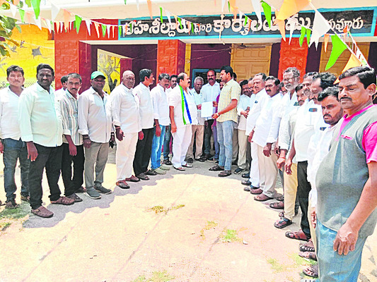 కలానికి సంకెళ్లా..? 1