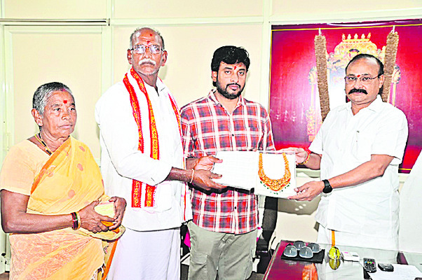 దుర్గమ్మకు 110 గ్రాముల బంగారు హారం 1