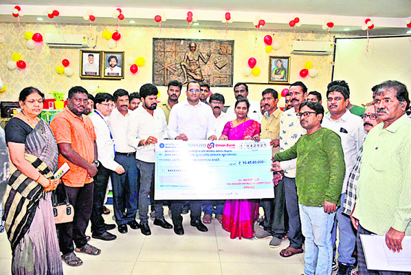 జ్యోతిరావు పూలే సేవలు చిరస్మరణీయం 1