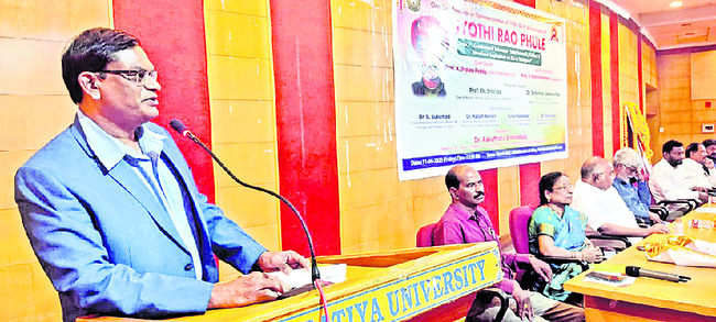 అణగారిన వర్గాల అభ్యున్నతికి పూలే కృషి1