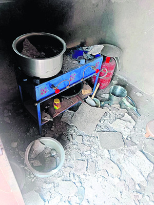 ముత్యాలమ్మ గుడిలో కూలిన వందేళ్ల చెట్టు 1