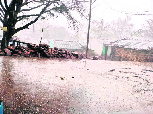 ఈదురు గాలులు.. వడగళ్ల వాన 1